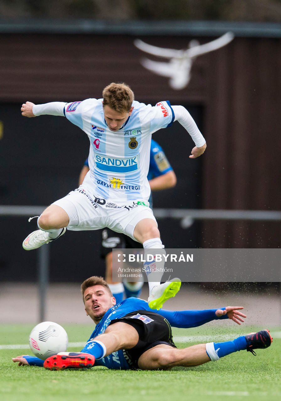 Halmstads Shkodran Maholli med en brytning brevid Gefles