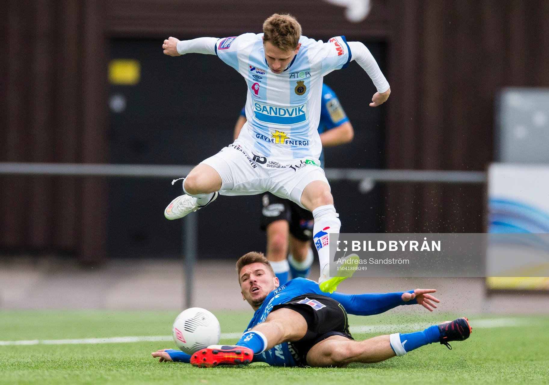 Halmstads Shkodran Maholli med en brytning brevid Gefles Johan Bertilsson under fotbollsmatchen i Allsvenskan mellan Gefle och Halmstad 18 April 2015 i Gävle.