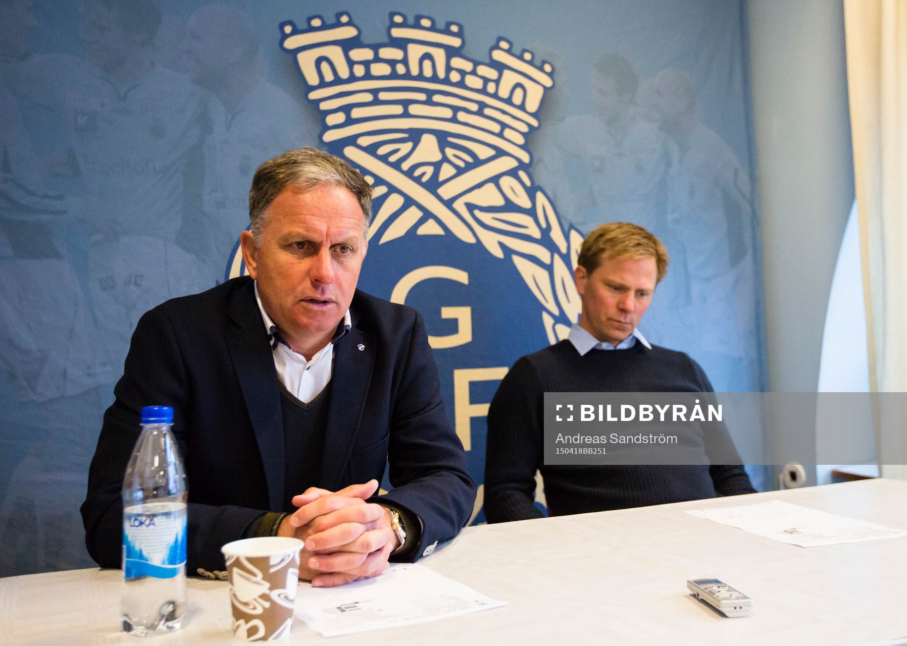 Halmstads tränare Janne Jönsson talar till media bredvid