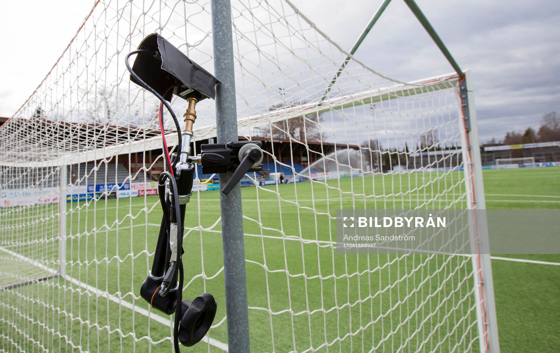 En videokamera sitter monterad på målet inför fotbollsmatchen i Allsvenskan mellan Gefle och Halmstad den 18 April 2015 i Gävle. 
