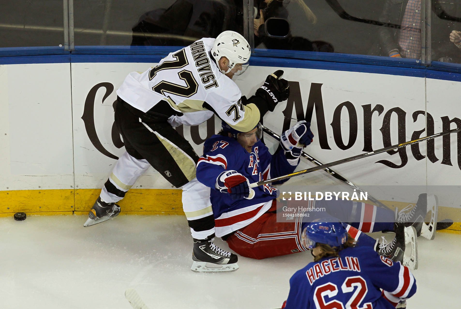 Pittsburgh Penguins Patric Hörnqvist (L) checks New York