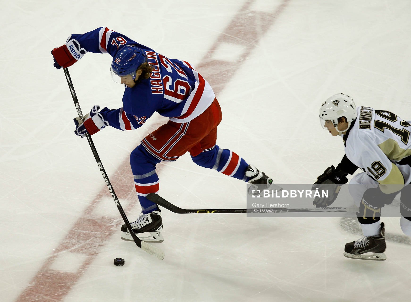 New York Rangers Carl Hagelin (L) takes the puck in front