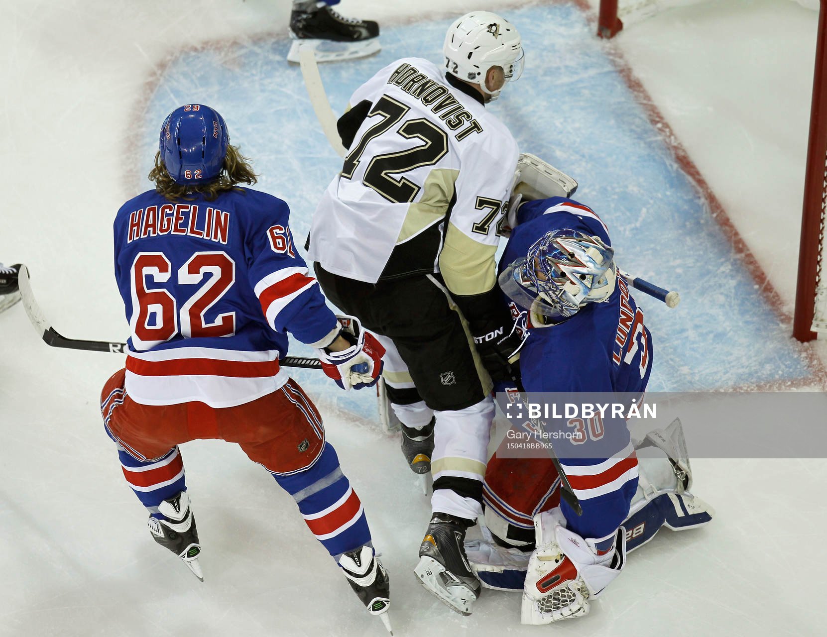 Pittsburgh Penguins Patrick Hörnqvist (C) collides with
