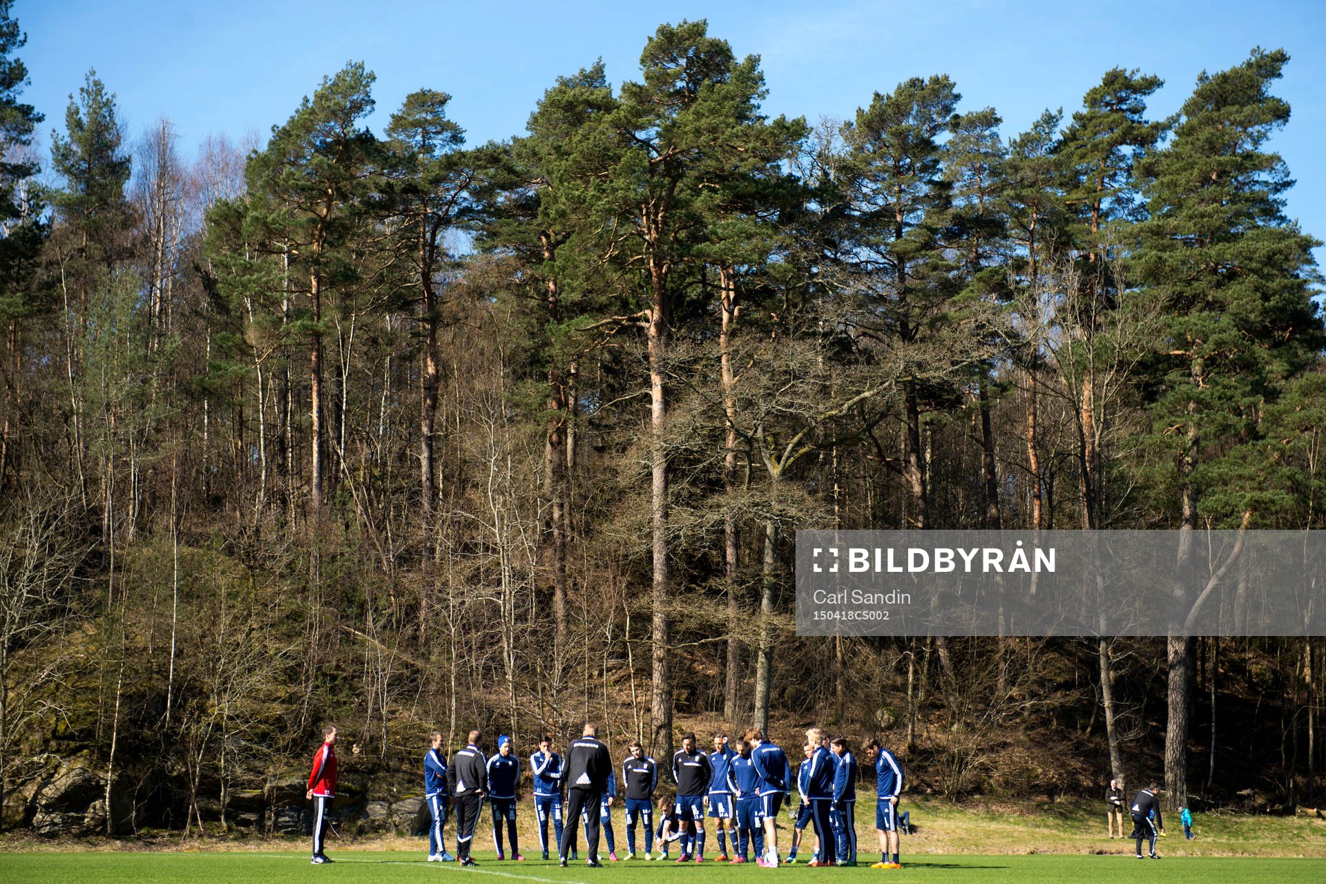Laget samlas innan en fotbollsträning med IFK Göteborg