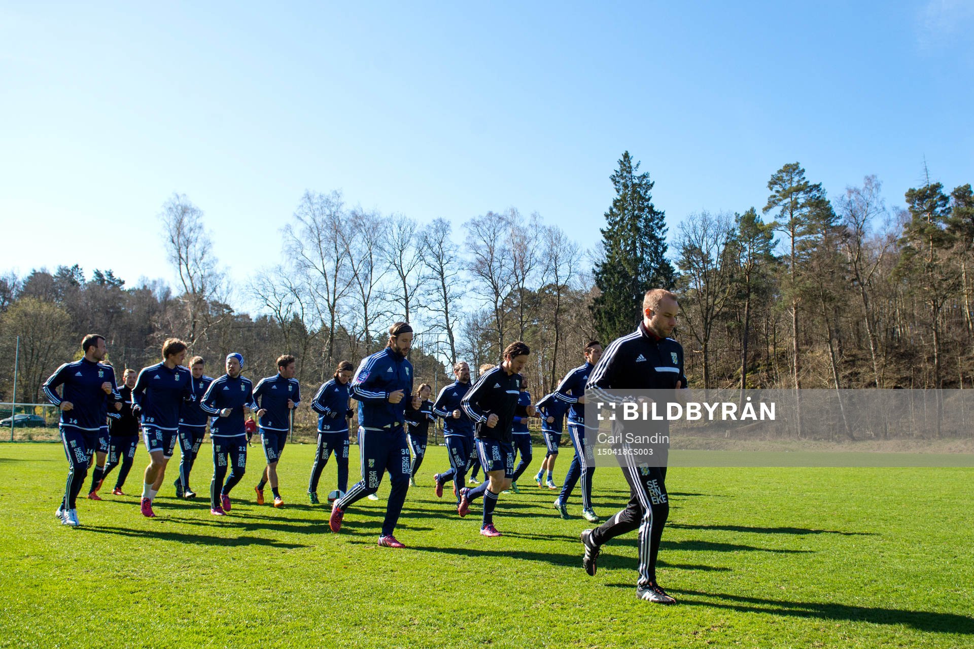 Laget värmer upp innan en fotbollsträning med IFK