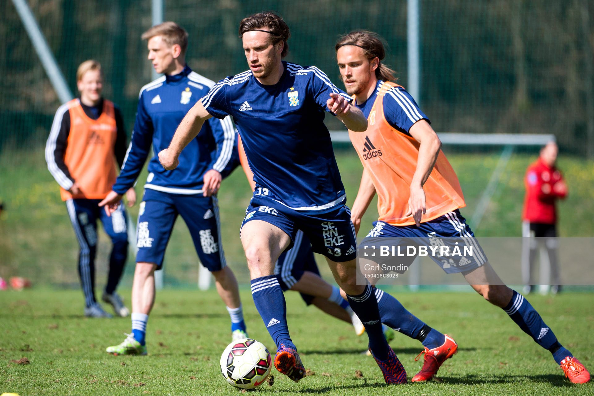 IFK Göteborgs Gustav Svensson och Tom Pettersson under en fotbollsträning med IFK Göteborg den 18 april 2015 i Göteborg.