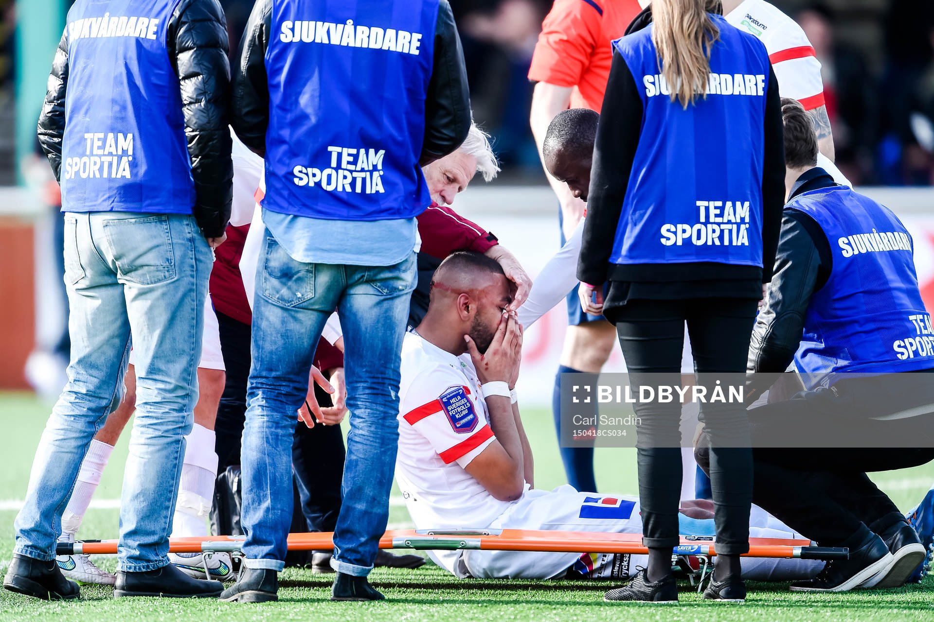 Assyriska Kyle Konwea lämnar planen skadad