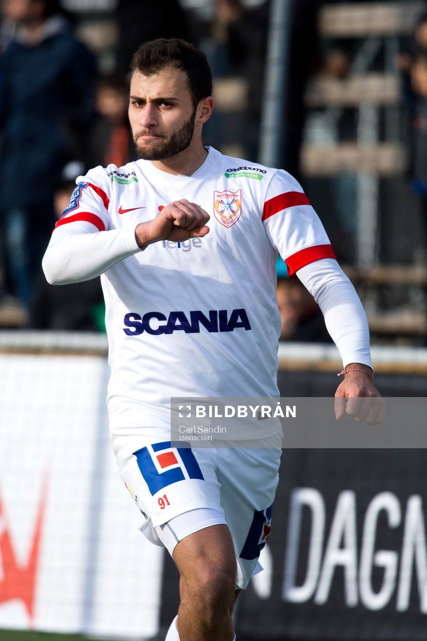Assyriska Mattias Genc firar
