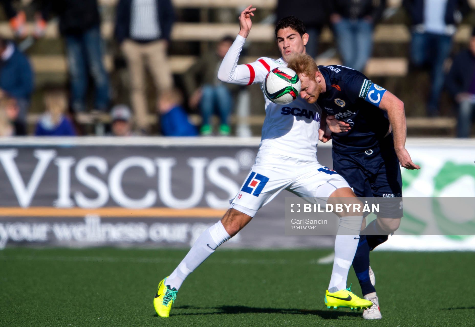 Assyriskas Gustavo Ezequiel Blanco Leschuk i närkamp med Utsiktens Robin Jonsson under en fotbollsmatch i Superettan mellan Utsikten och Assyriska den 18 april 2015 i Göteborg.