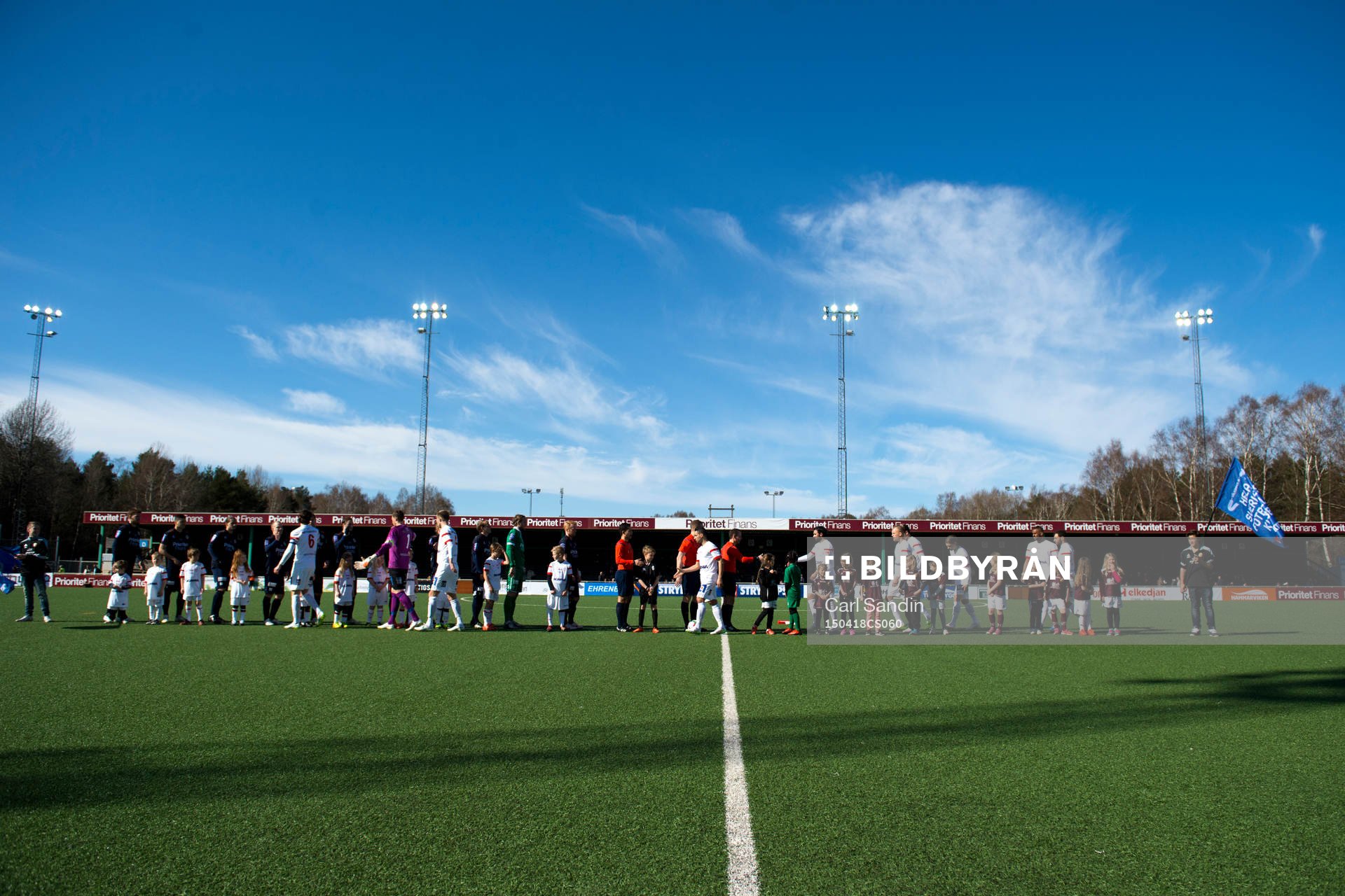 Lagen hälsar på varandra innan en fotbollsmatch i
