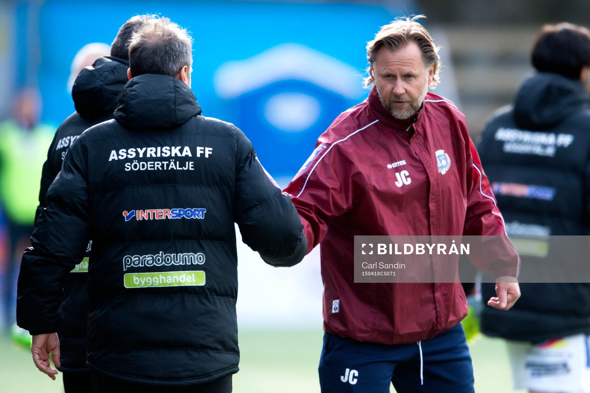 Utsiktens tränare Janne Carlsson tar i hand med Assyriskas