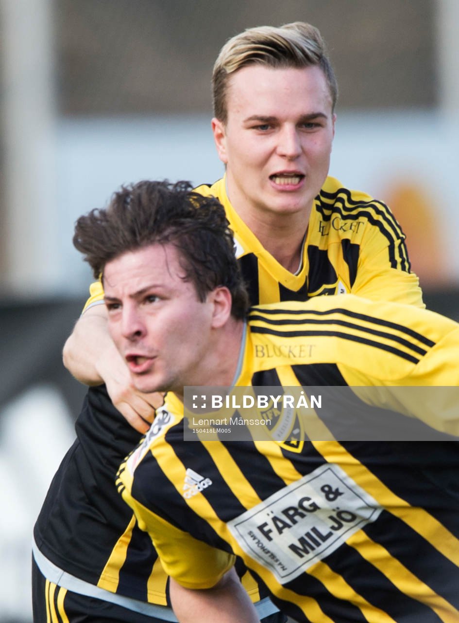 IFK Hässleholms Martin Tsilfidis har gjort 0-1 och grattas