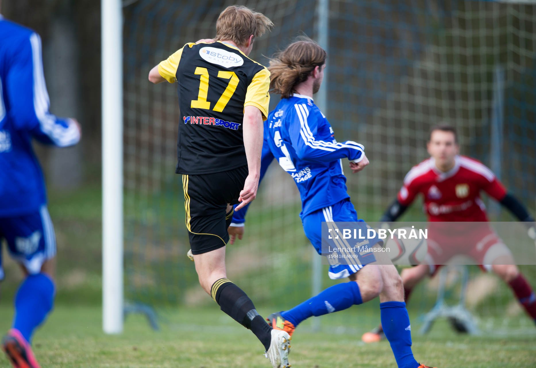 IFK Hässleholms Filip Ranmo skjuter i matchen i division 2