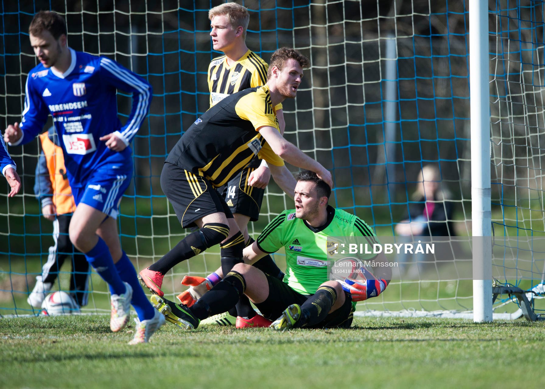 IFK Hässleholms Ekrem Dibrani tackar målvakt Krenar Ejupi