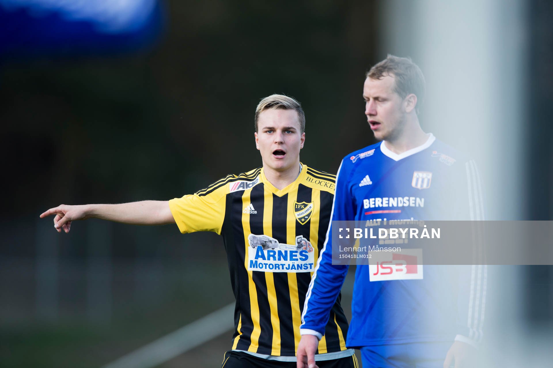 IFK Hässleholms Danny Gunnarsson dirigerar i matchen i