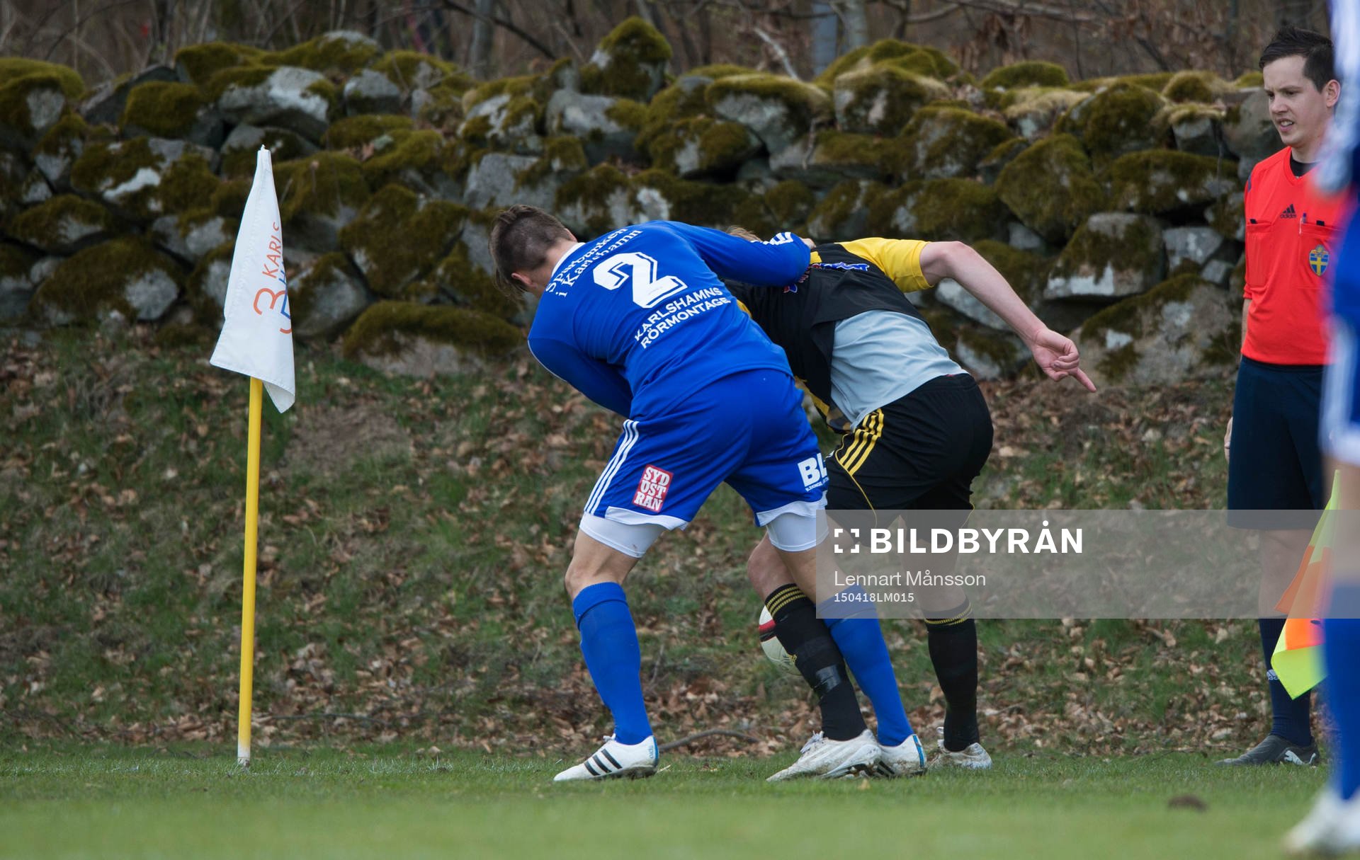 Kamp vid hörnflaggan i matchen i division 2 mellan Asarum och IFK Hässleholm i Asarum 18 april 2015.