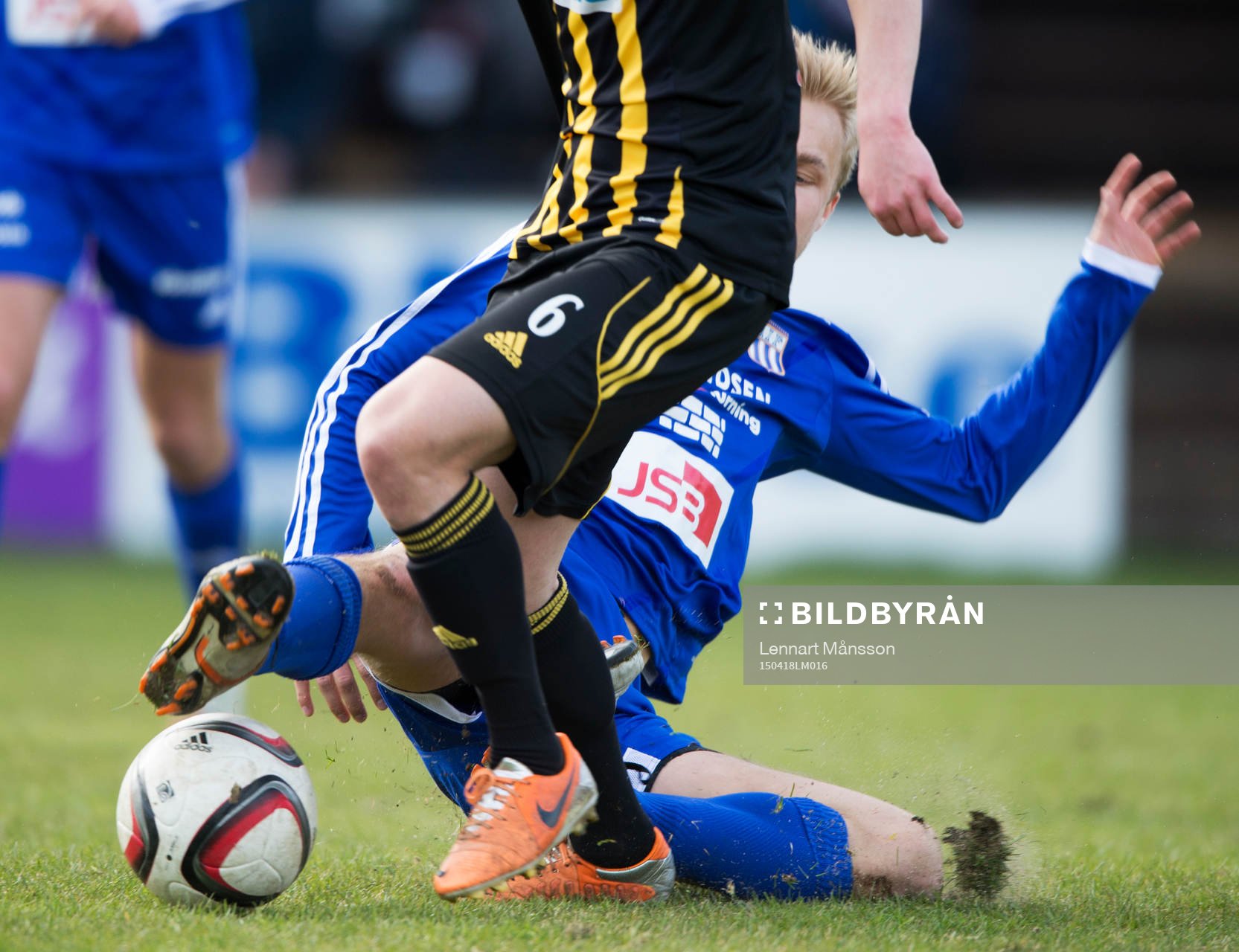 Glidtackling i matchen i division 2 mellan Asarum och IFK
