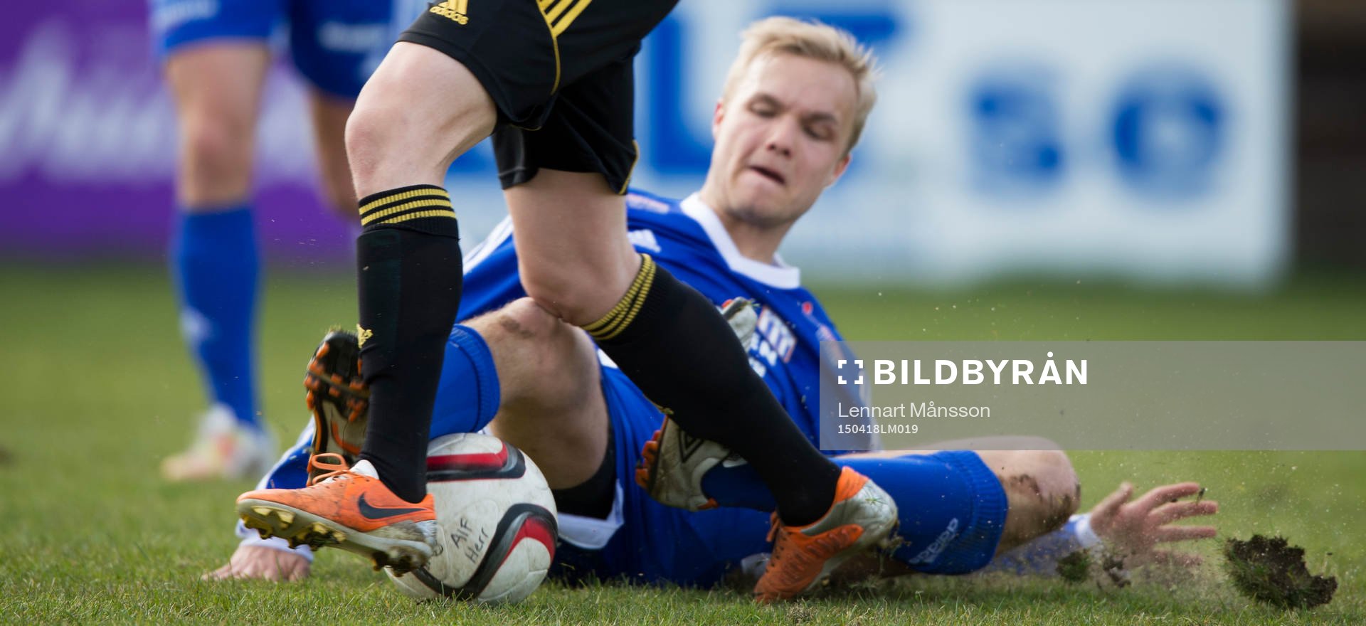 Glidtackling i matchen i division 2 mellan Asarum och IFK
