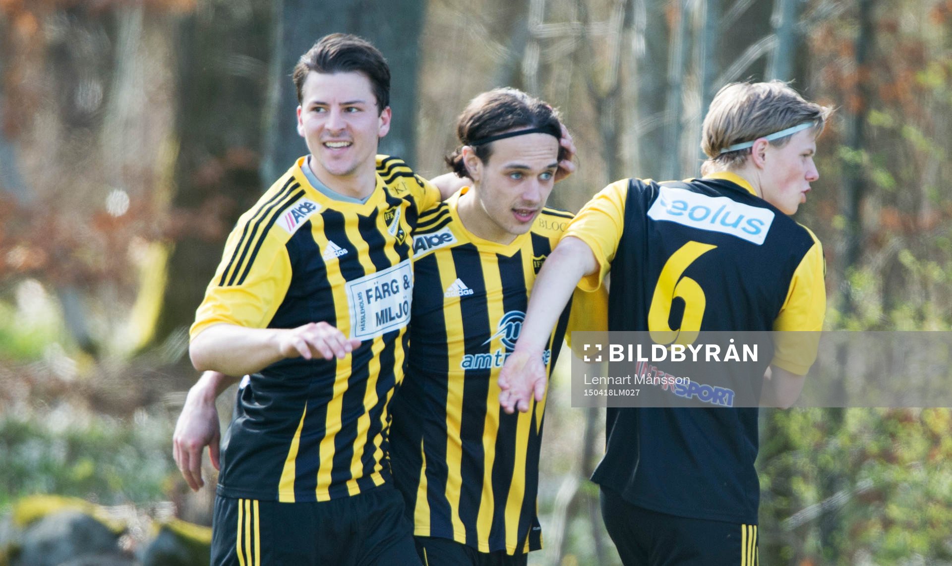 IFK Hässleholms Karim Al-Asi har gjort 1-2 och grattas i