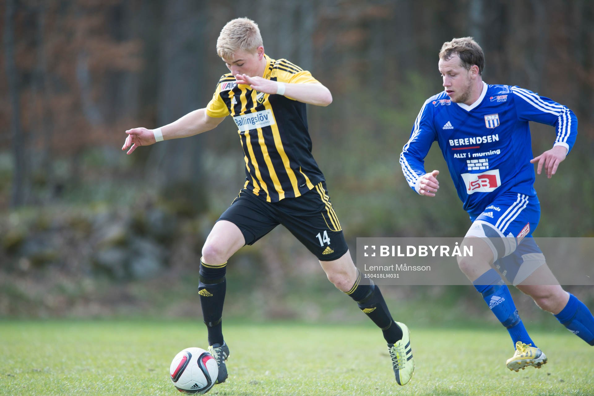 IFK Hässleholms Linus Svensson steget före Asarums Jimmie Svensson i matchen i division 2 mellan Asarum och IFK Hässleholm i Asarum 18 april 2015.
