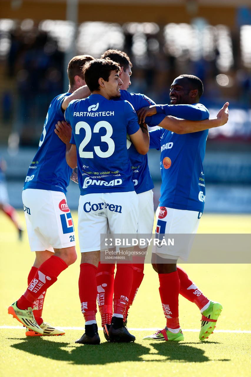 Åtvidabergs Mauricio Albornoz jublar med lagkamrater