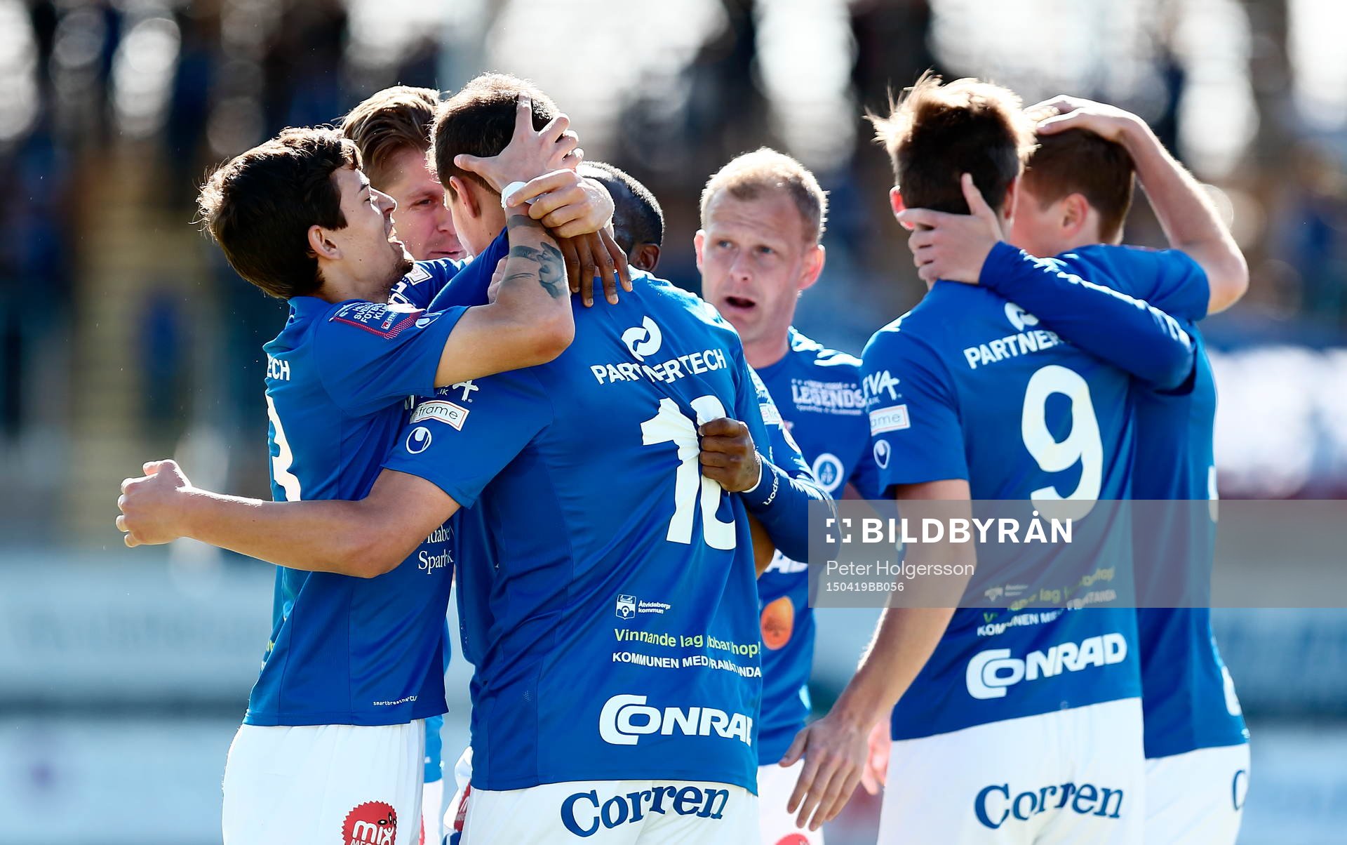 Åtvidabergs Mauricio Albornoz jublar med lagkamrater