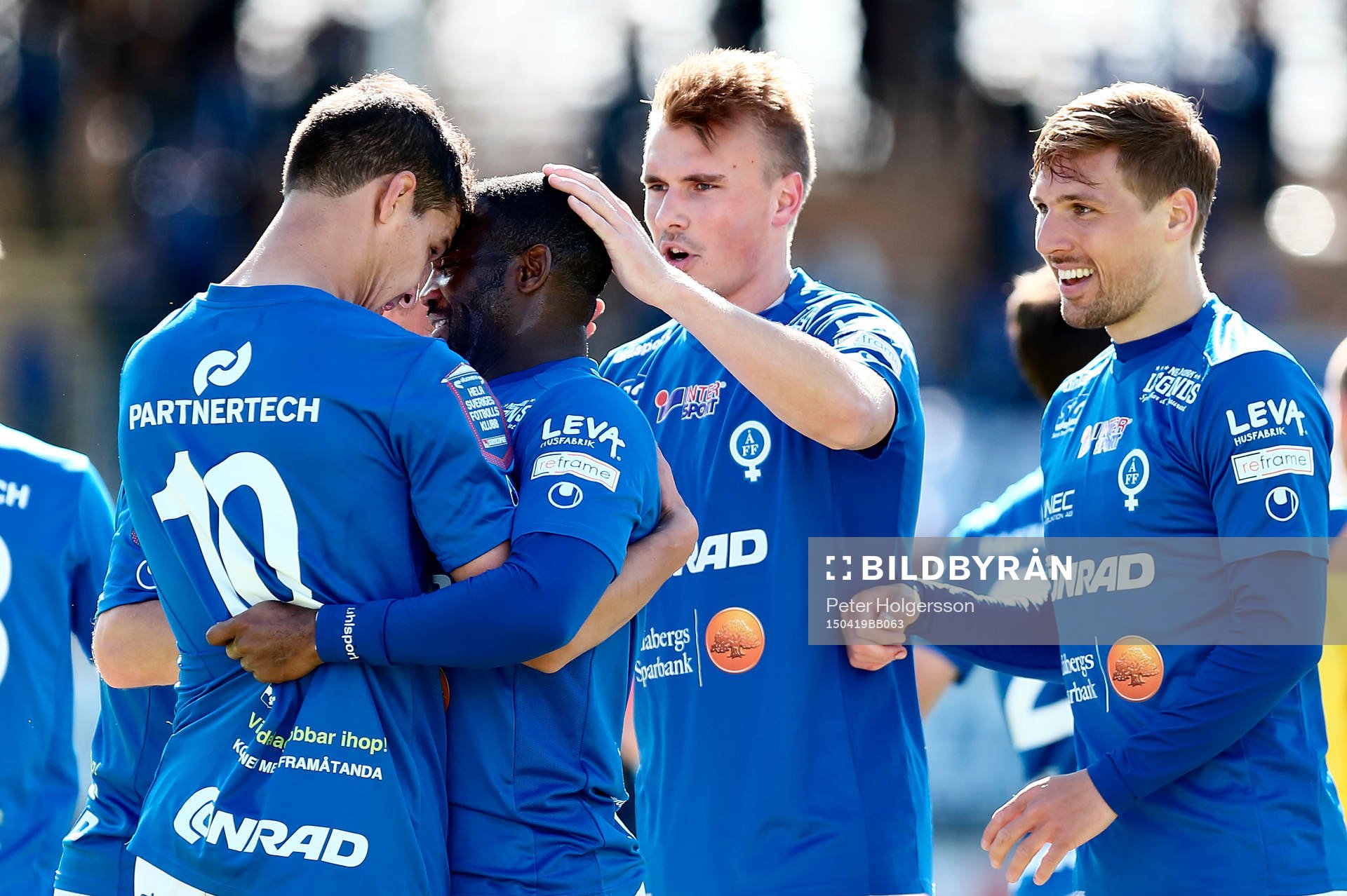 Åtvidabergs Mauricio Albornoz jublar med lagkamrater
