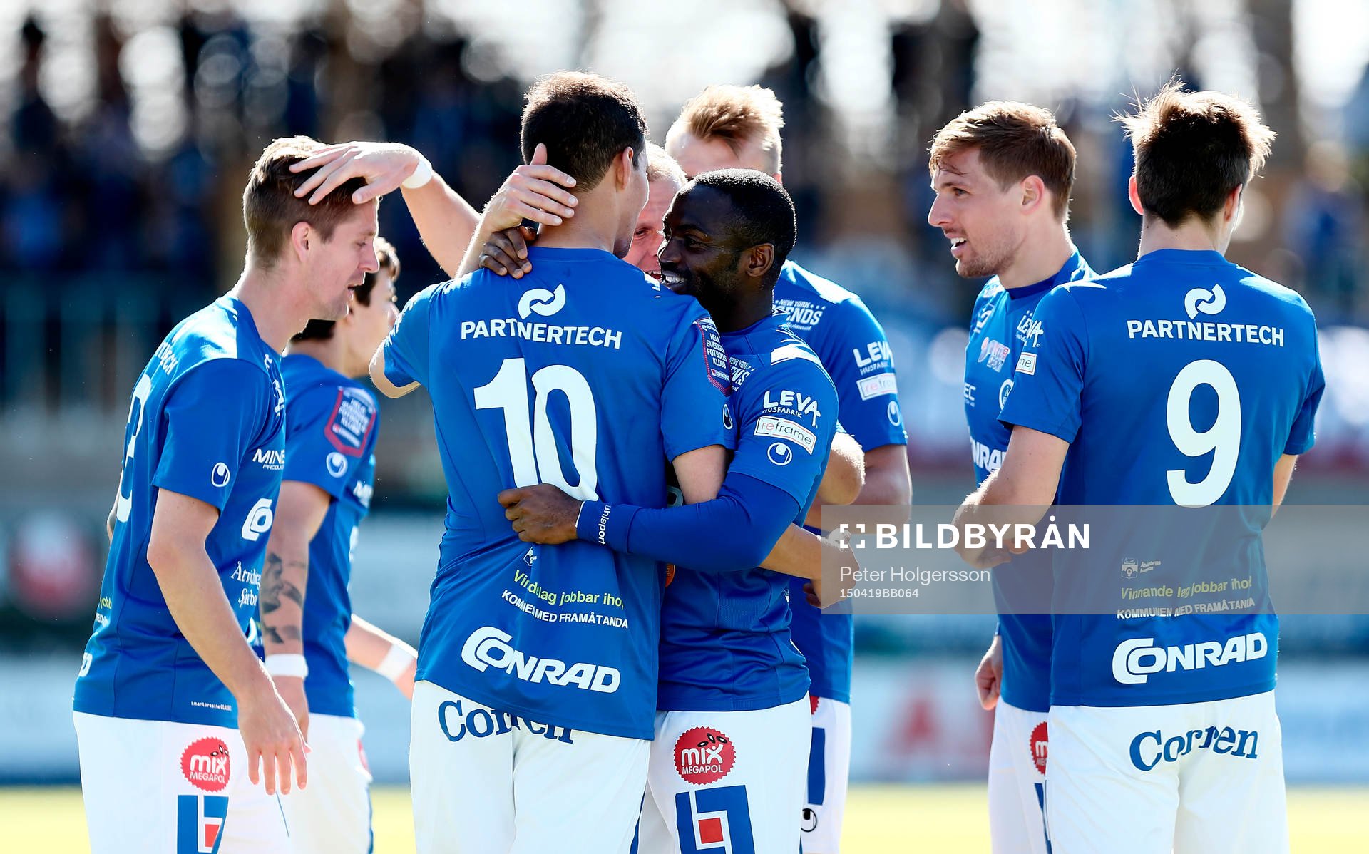 Åtvidabergs Mauricio Albornoz jublar med lagkamrater