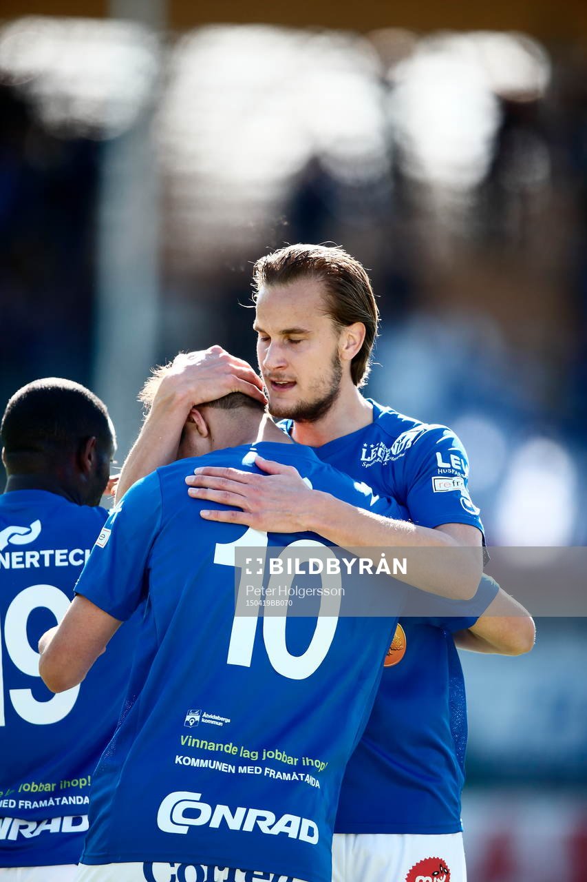 Åtvidabergs Månz Karlsson kramar Mauricio Albornoz