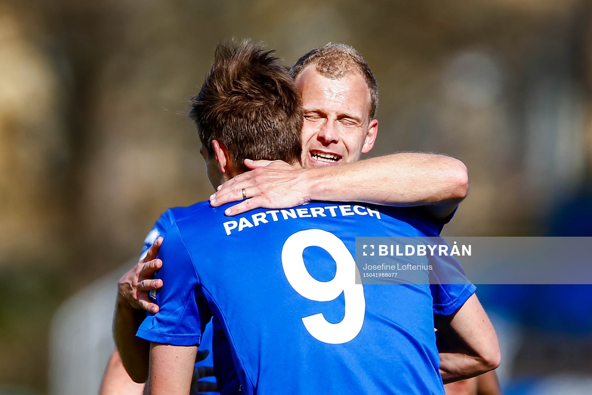 Åtvidabergs Victor Sköld kramas om utav  Kristian