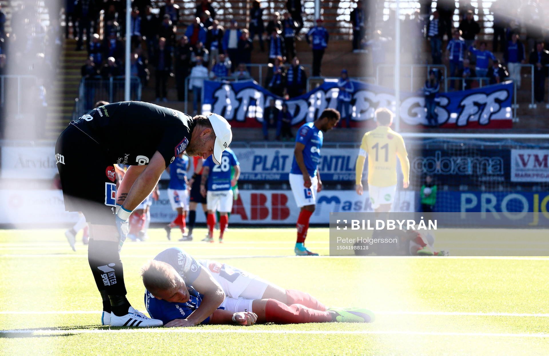 Åtvidabergs målvakt Henrik Gustavsson pratar med liggande
