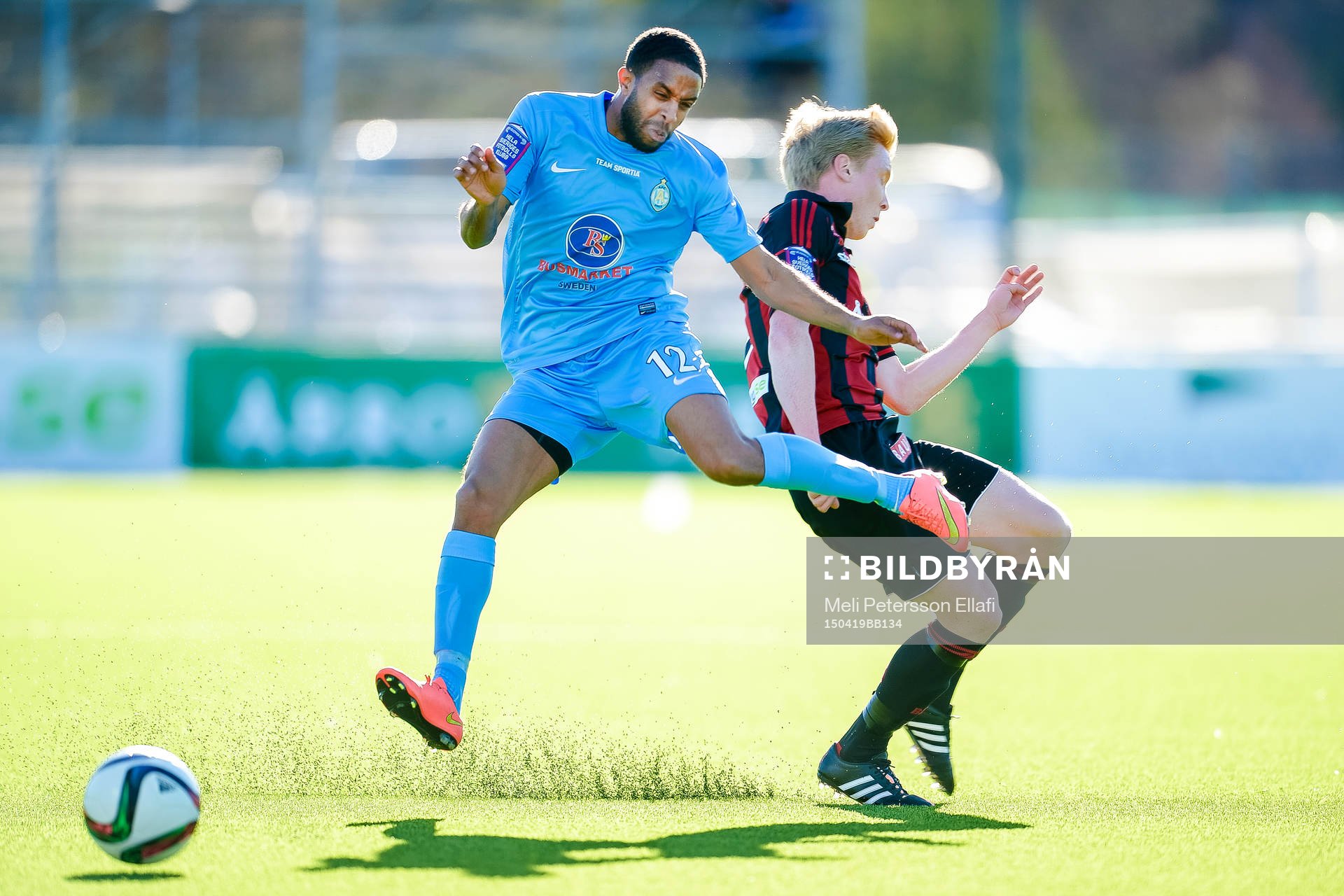 Athletics Yassuf Saleh och Brommapojkarnas Gustav Sandberg Magnusson i en närkamp under fotbollsmatchen i Superettan mellan Brommapojkarna och AFC United den 19 april 2015 i Stockholm.