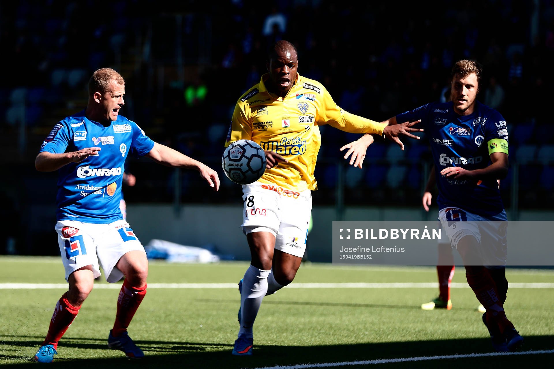 Falkenbergs Hakeem Araba framför Åtvidabergs mål, mellan Åtvidabergs Kristian Bergström och Daniel Hallingström, under fotbollsmatchen i Allsvenskan mellan Åtvidaberg och Falkenberg den 19 april 2015 i Åtvidaberg.