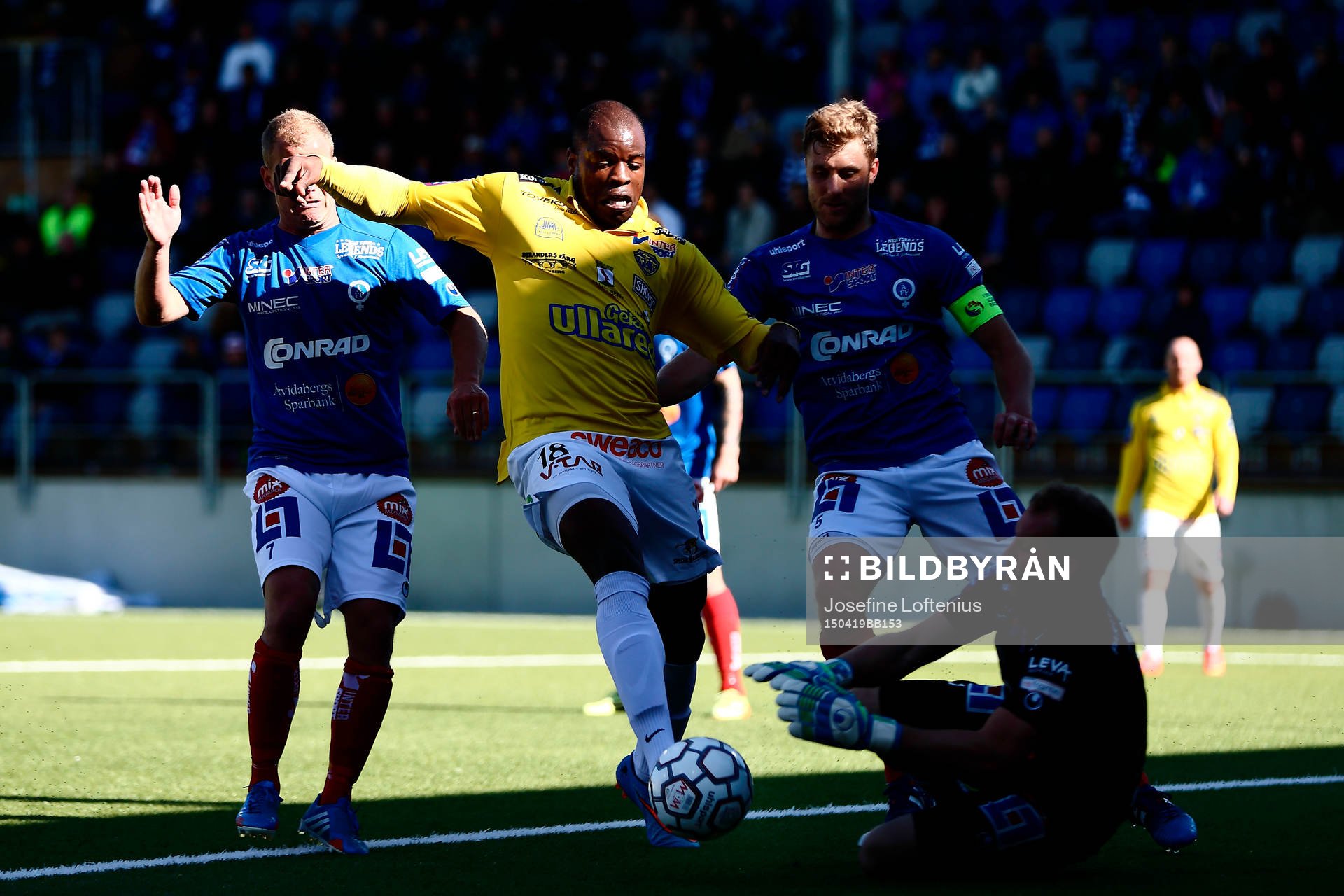 Falkenbergs Hakeem Araba framför Åtvidabergs mål, mellan