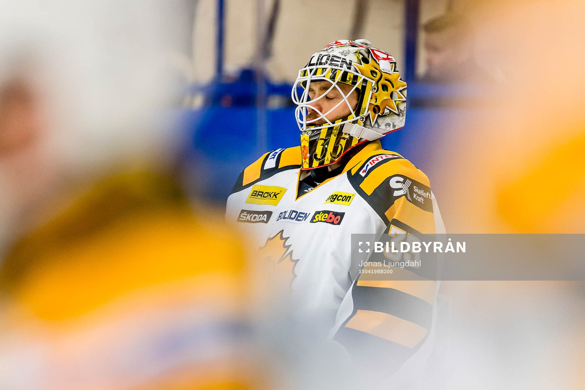 Skellefteås målvakt Markus Svensson blundar