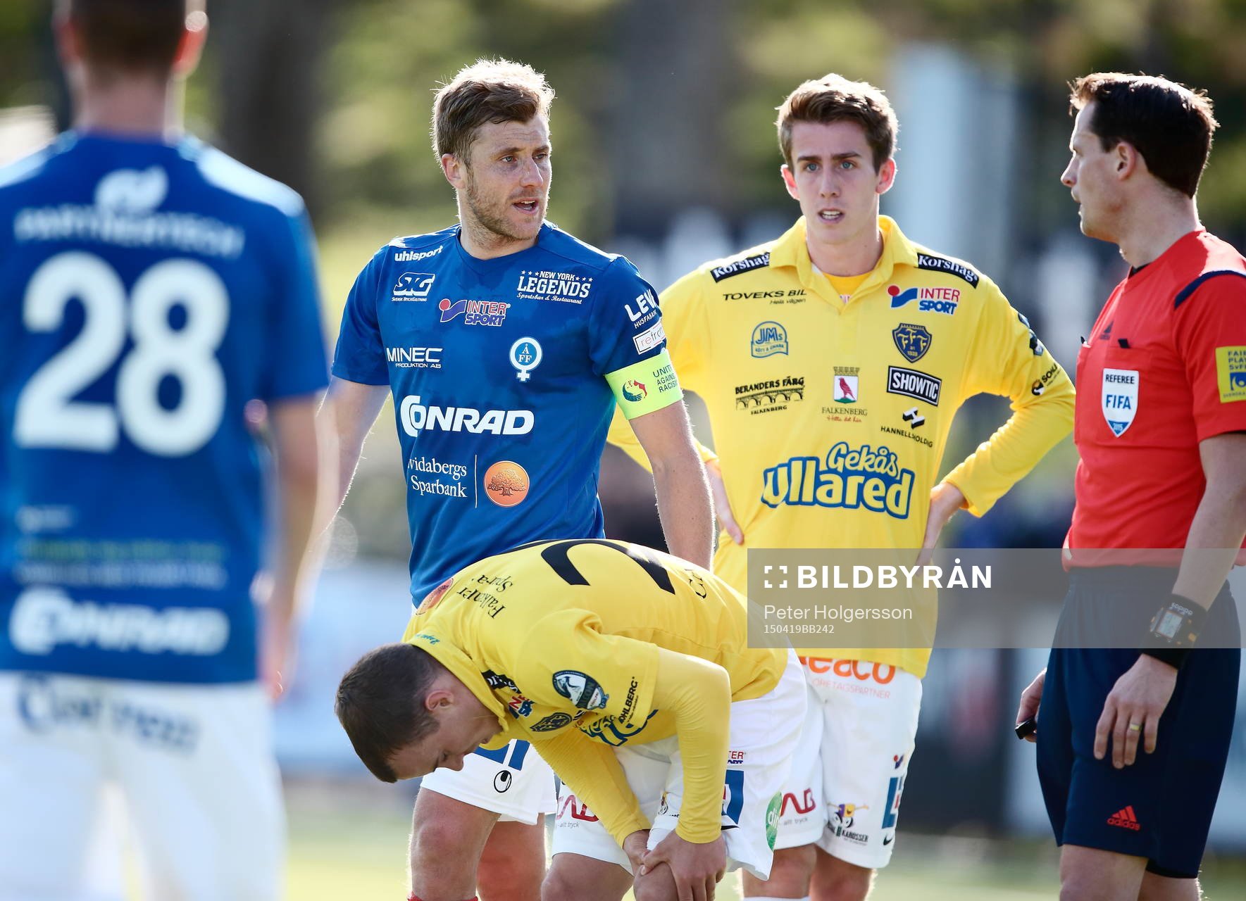 Domare Andreas Ekberg ger Åtvidabergs Daniel Hallingström