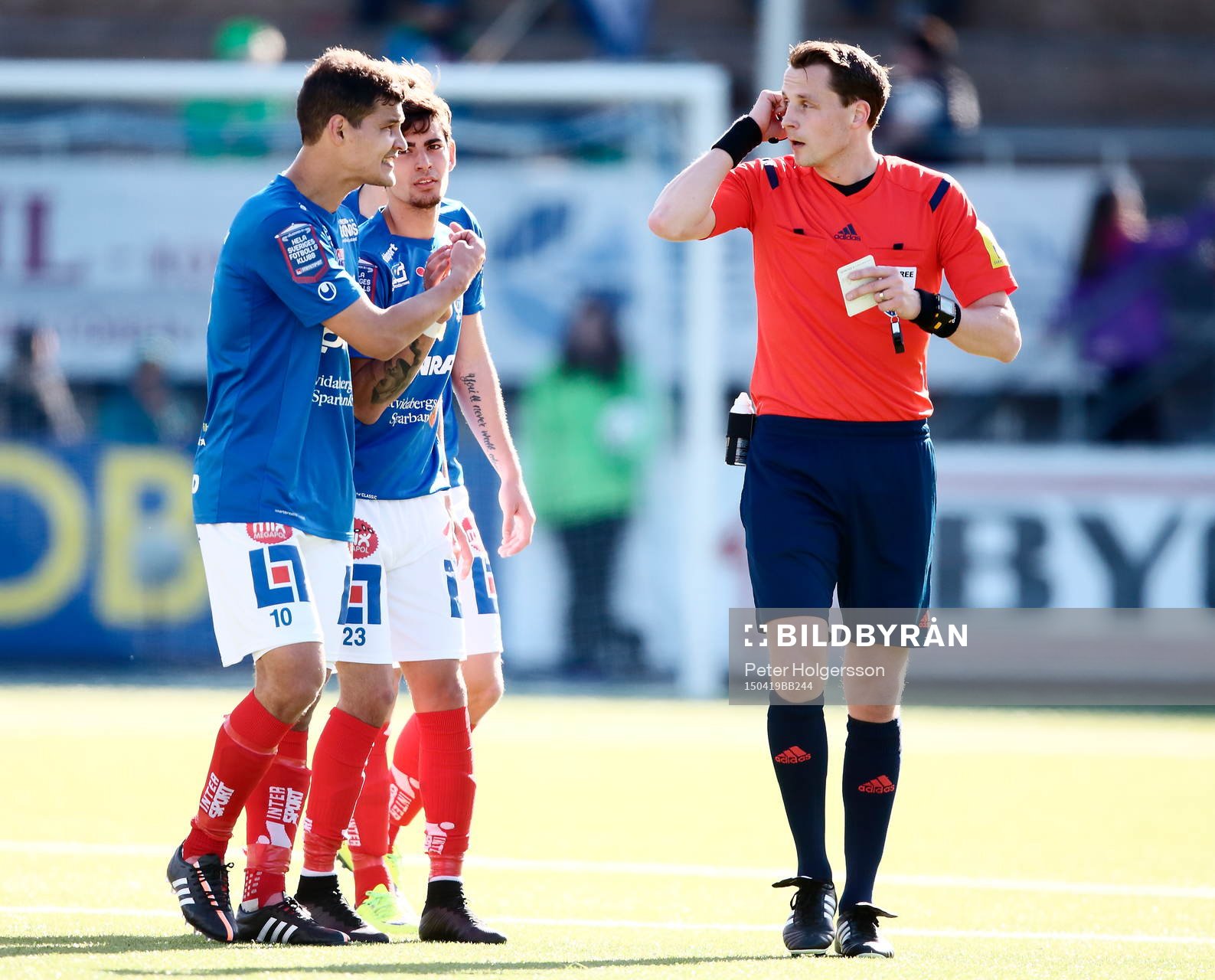 Åtvidabergs Mauricio Albornoz och Ruben Lameiras diskuterar med Domare Andreas Ekberg under fotbollsmatchen i Allsvenskan mellan Åtvidaberg och Falkenberg den 19 april 2015 i Åtvidaberg.