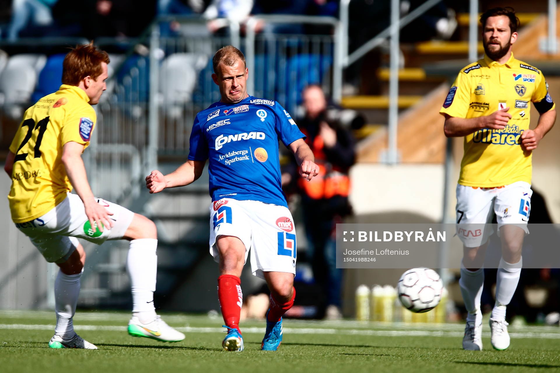 Åtvidabergs Kristian Bergström mellan Falkenbergs Dan