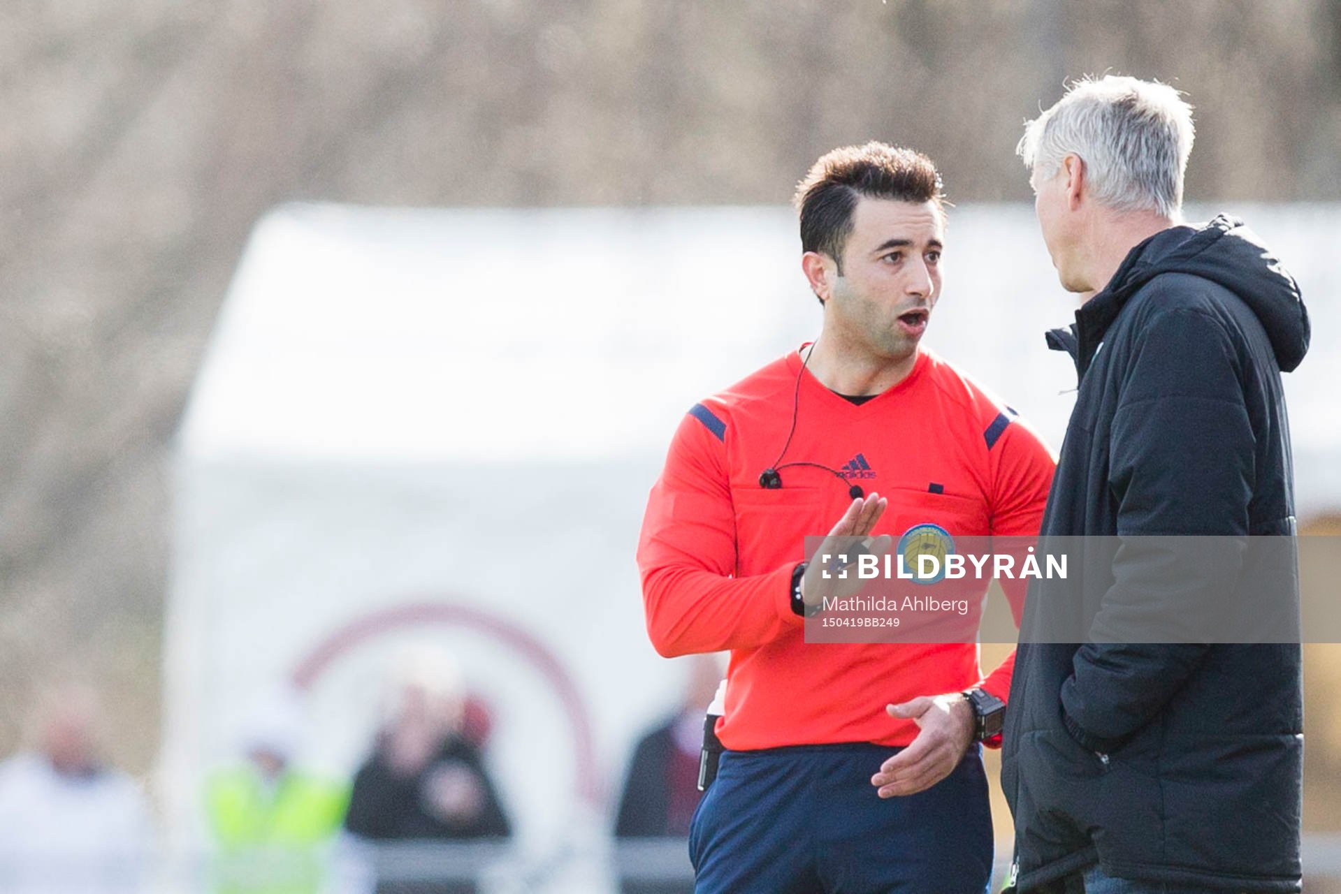 Domaren Diako Behnam i diskussion med Varbergs  tränare