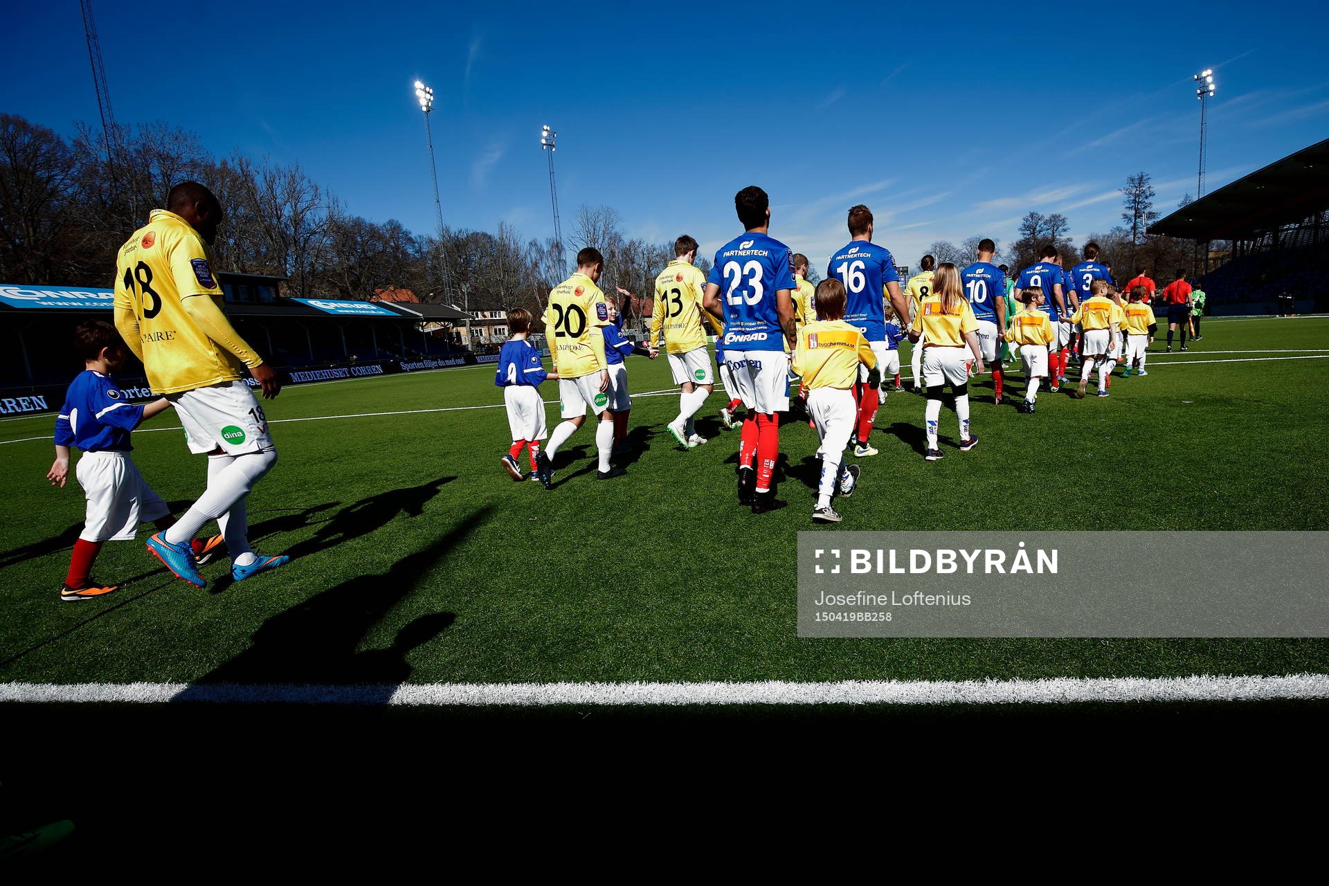 Spelarna tågar in till fotbollsmatchen i Allsvenskan mellan Åtvidaberg och Falkenberg den 19 april 2015 i Åtvidaberg.