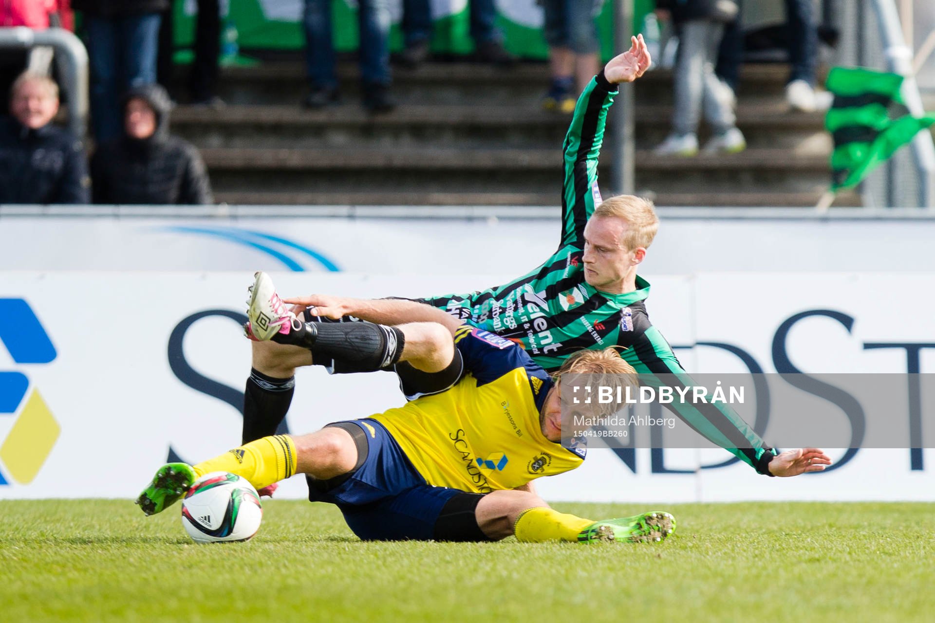 Ängelholms Fredrik Karlsson i närkamp med Varbergs Pär Asp under fotbollsmatchen i superettan mellan Ängelholm och Varberg den 19 April 2015 i Ängelholm.