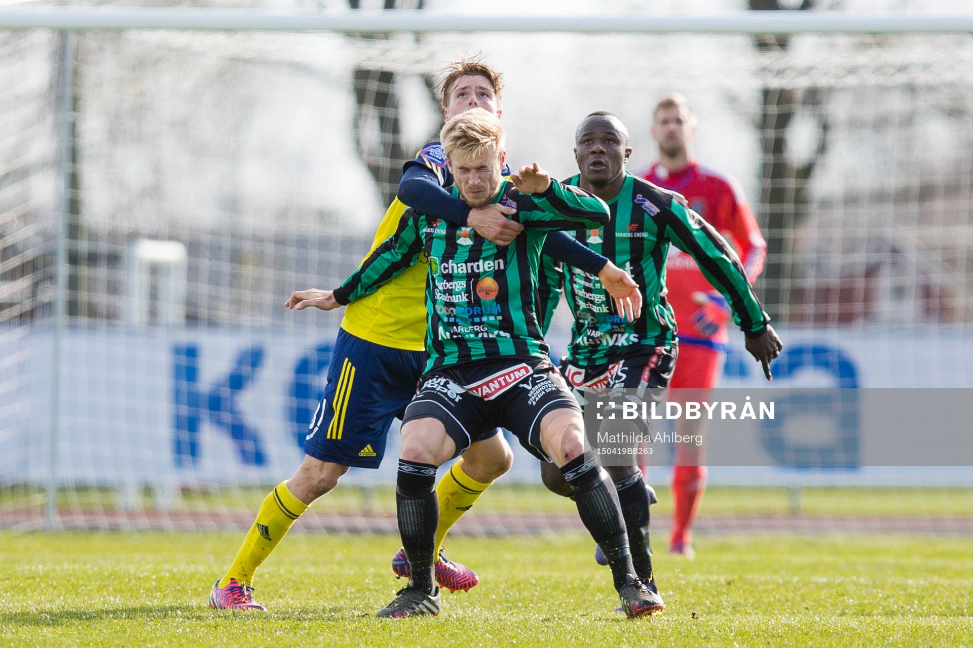 Varbergs Mats André Kaland blir fasthållen av