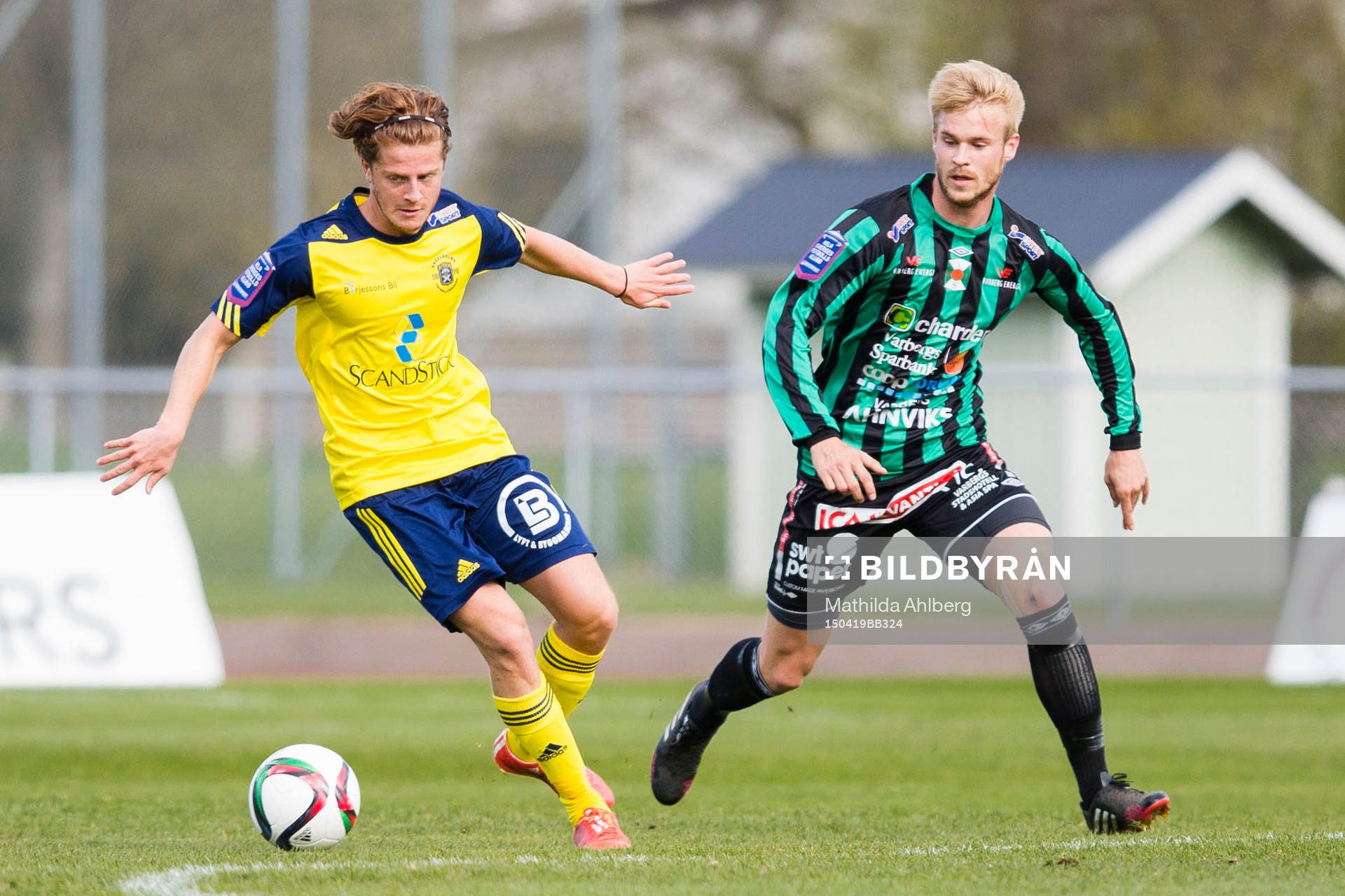 Ängelholms Rebin Asaad täcker undan bollen från Varbergs