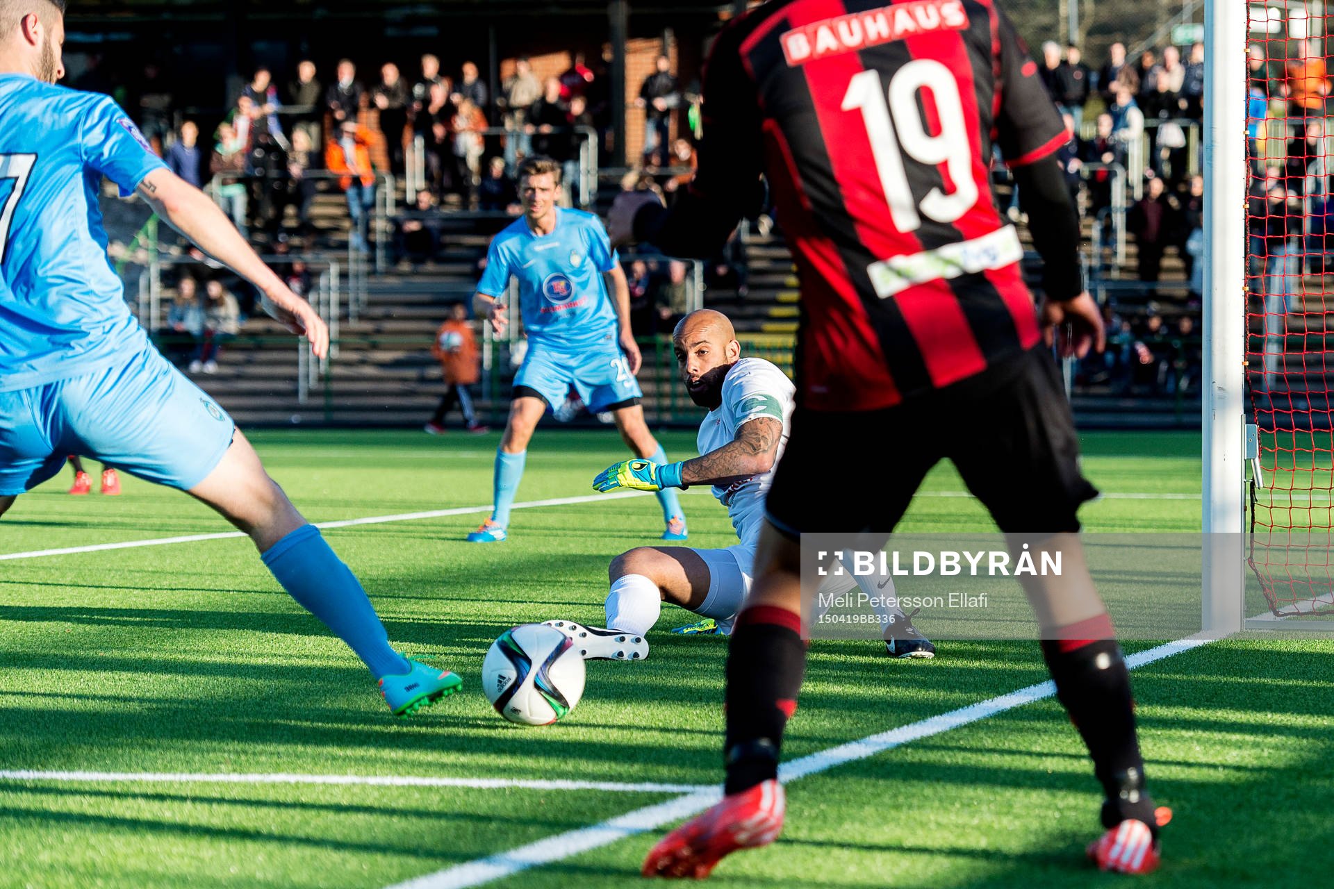 Brommapojkarnas Stefano Vecchia Holmquist orar framför