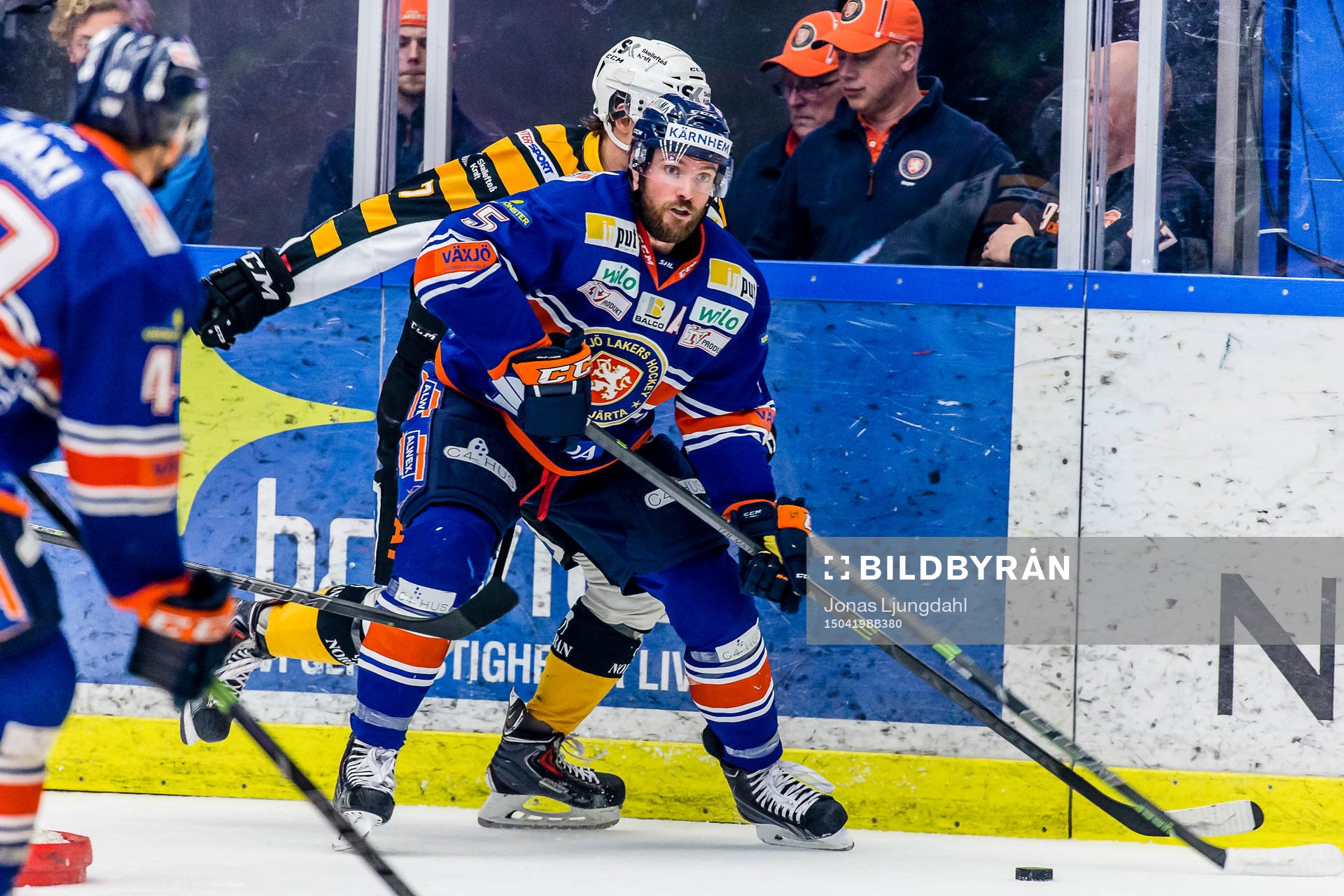 Växjös Noah Welch i jagas av Skellefteås Kirill Kabanov