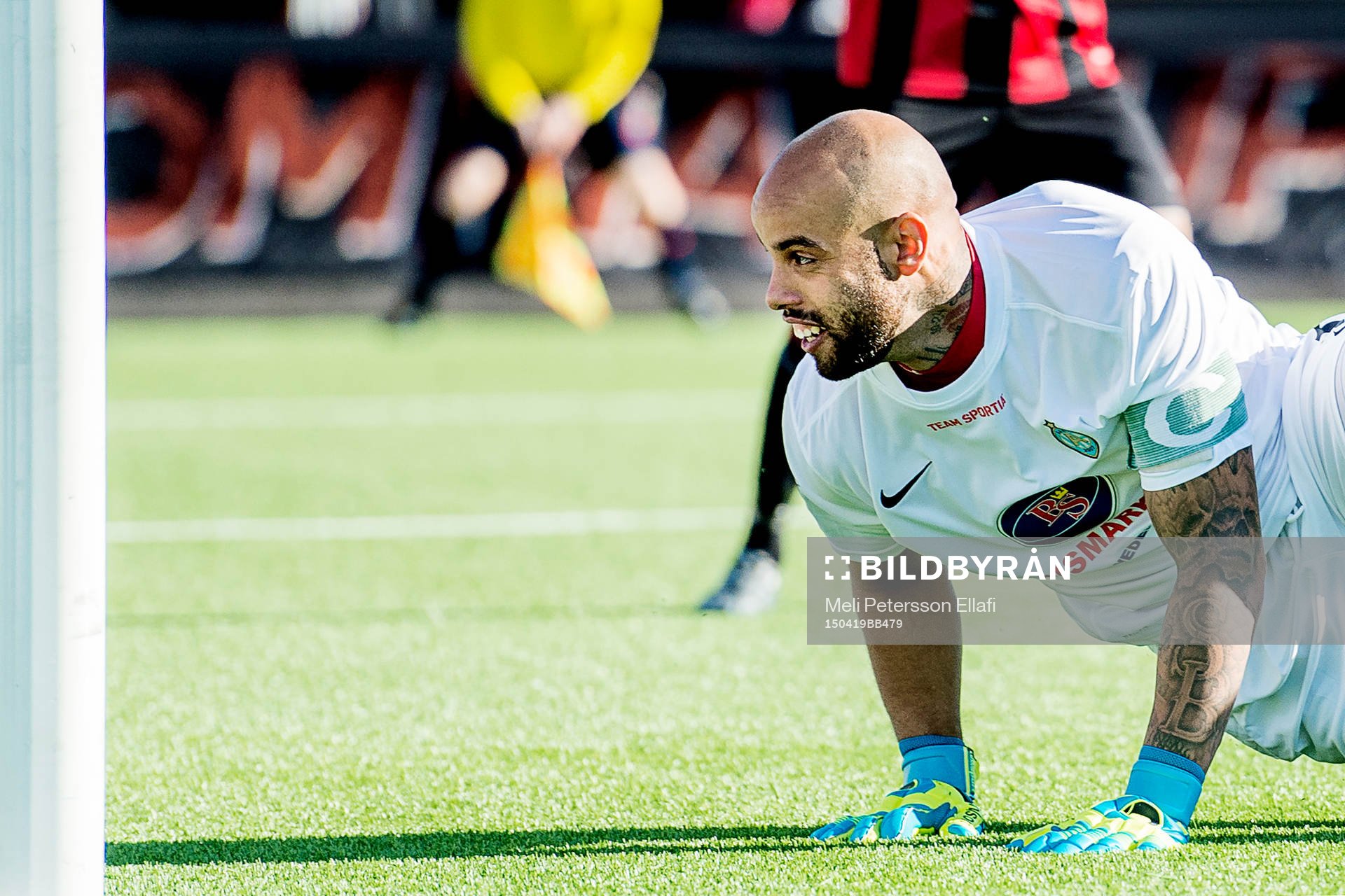 Athletics målvakt Joshua Wicks deppar