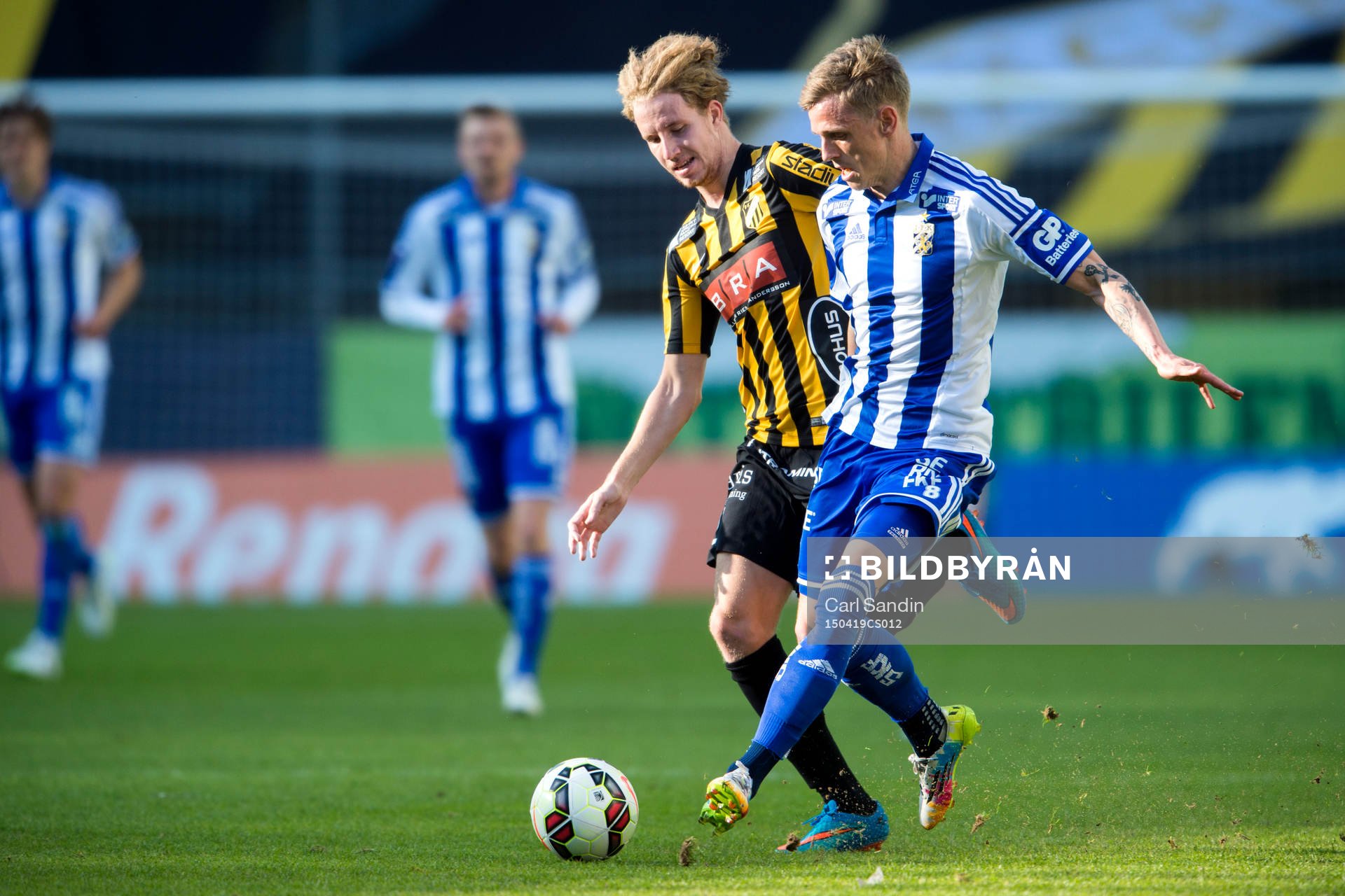 Häckens Samuel Gustafson i närkamp med IFK Göteborgs Sören Rieks under en fotbollsmatch i Allsvenskan mellan Häcken och IFK Göteborg den 19 april 2015 i Göteborg.