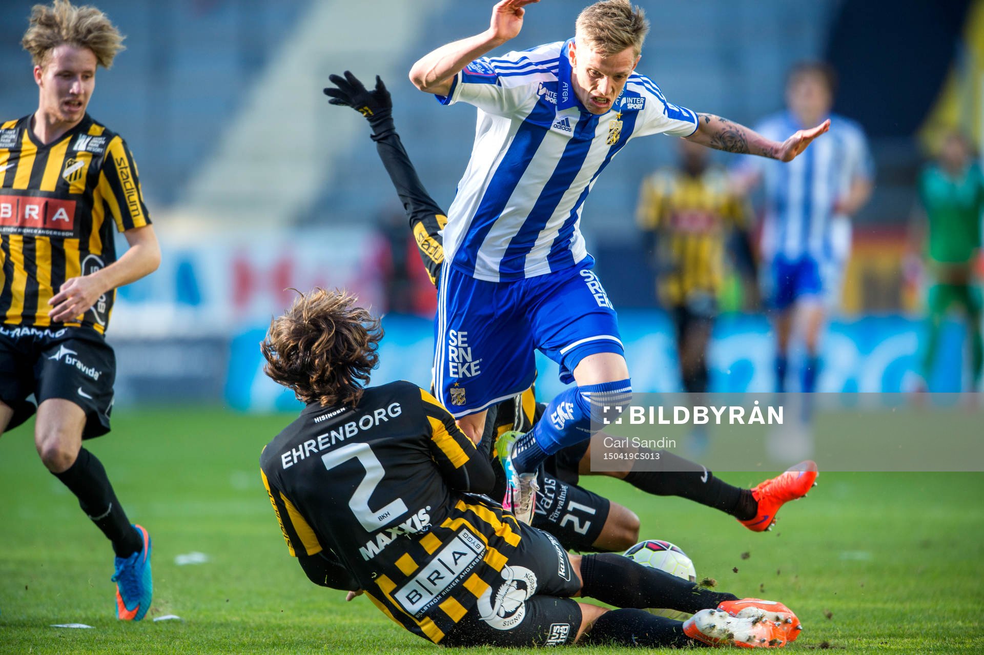 IFK Göteborgs Sören Rieks glidtacklas av Häckens Diego