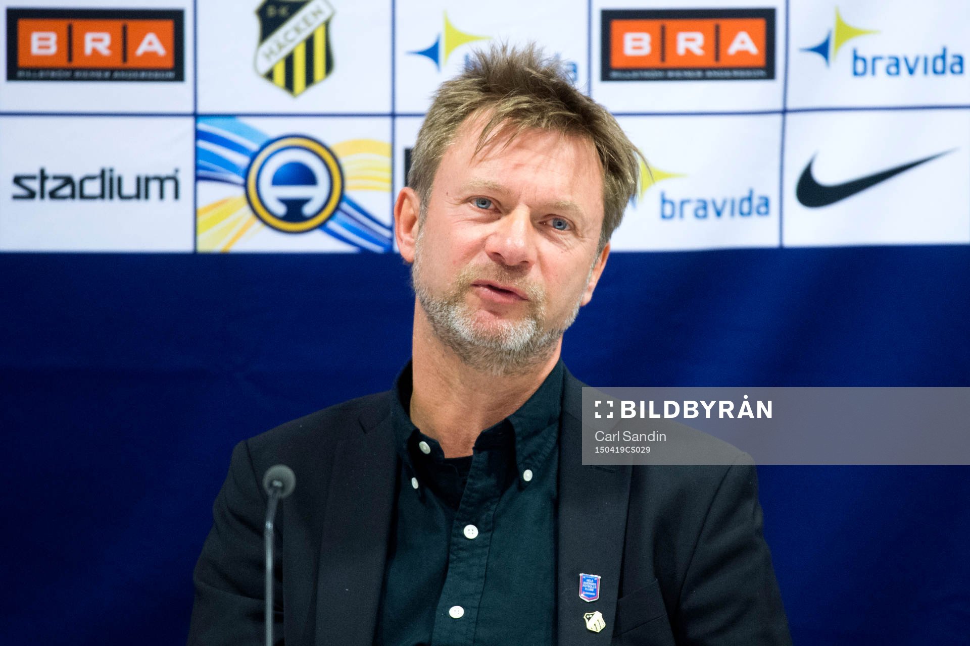 Häckens tränare Peter Gerhardsson på en presskonferens