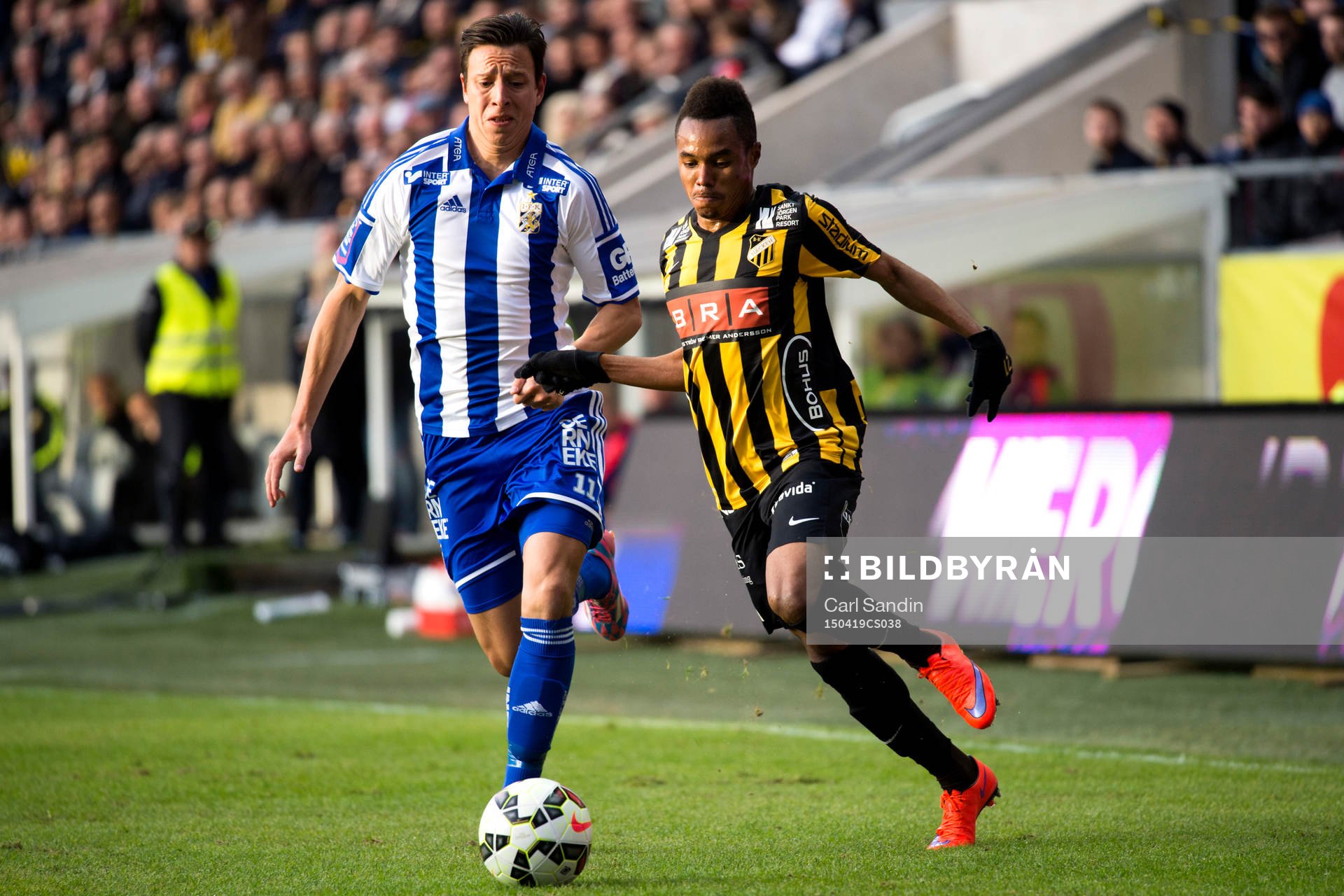IFK Göteborgs Martin Smedberg Dalence i närkamp med Häckens Nasiru Mohammed under en fotbollsmatch i Allsvenskan mellan Häcken och IFK Göteborg den 19 april 2015 i Göteborg.
